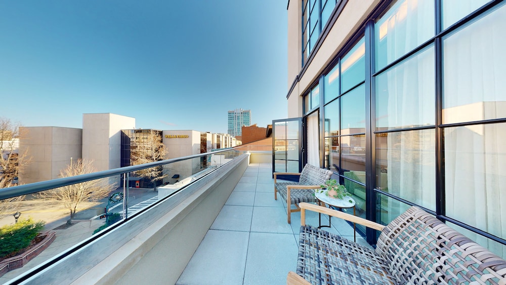 Signature King Terrace Suite
