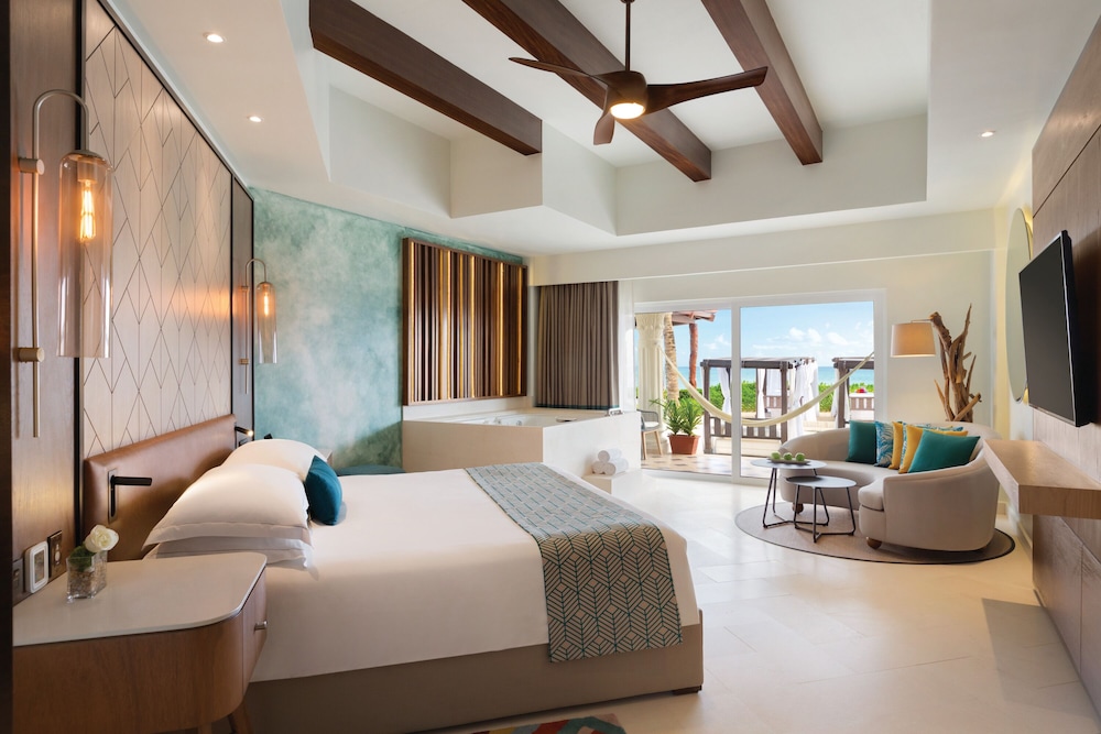 Junior Suite, 1 King Bed, Oceanfront (walk-out)