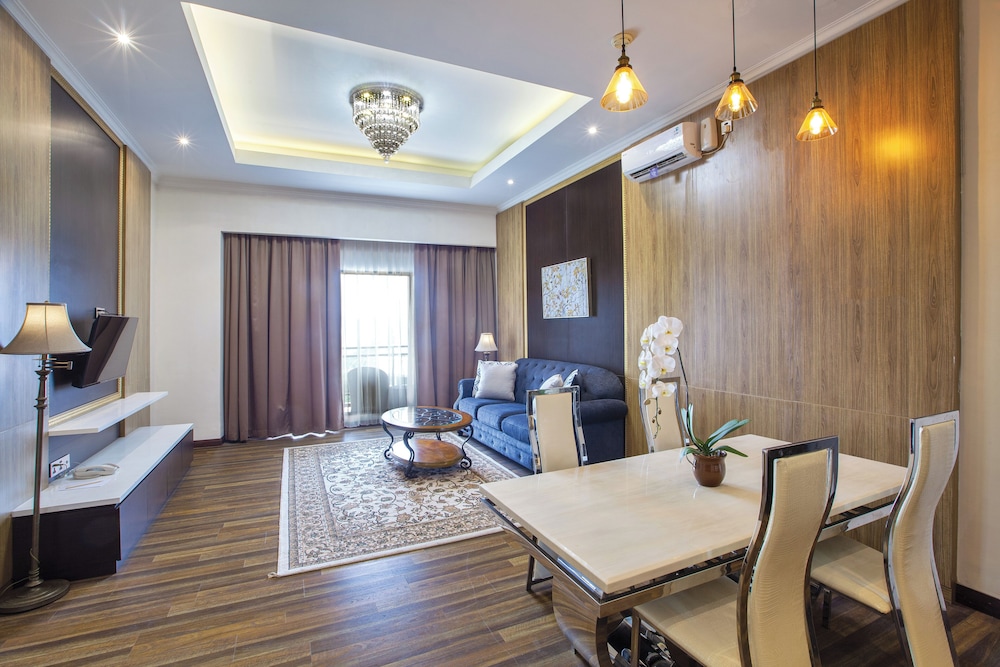 Suite Room - Photo 6