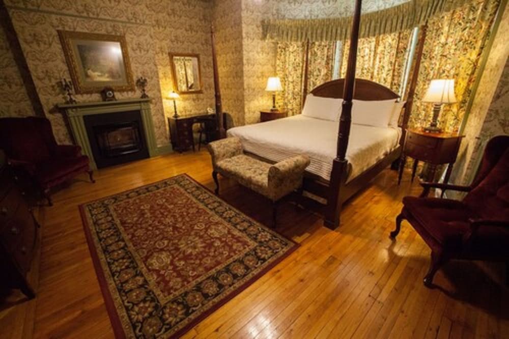 Standard Room, 1 King Bed, Fireplace photo 2