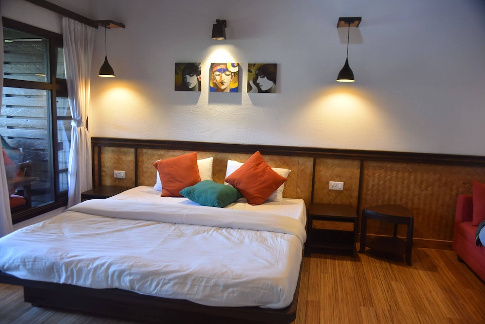 Panoramic Studio Suite, Balcony, Hill View