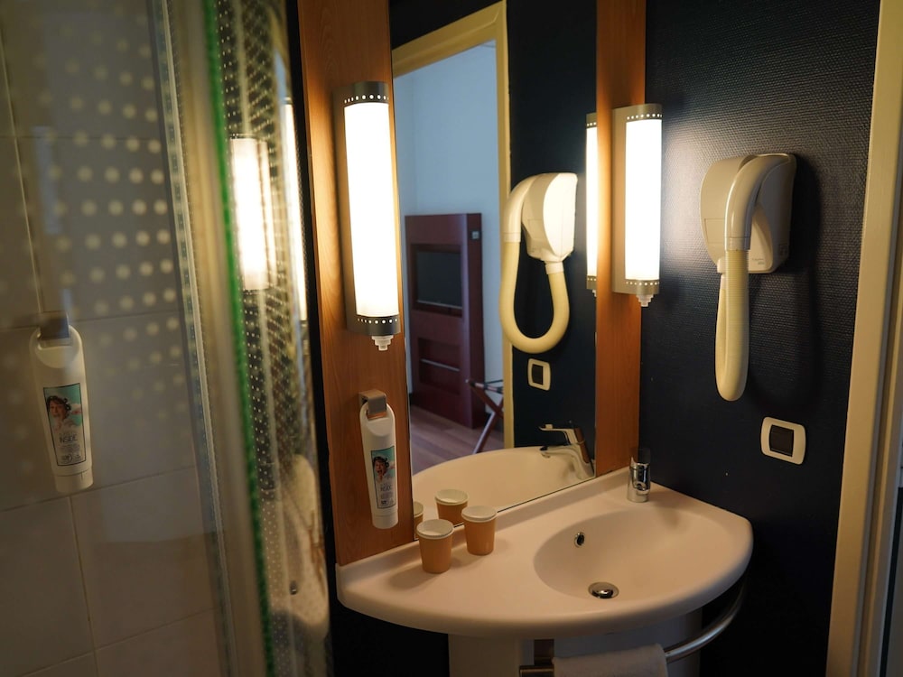 Standard Room, 2 Twin Beds - Photo 23