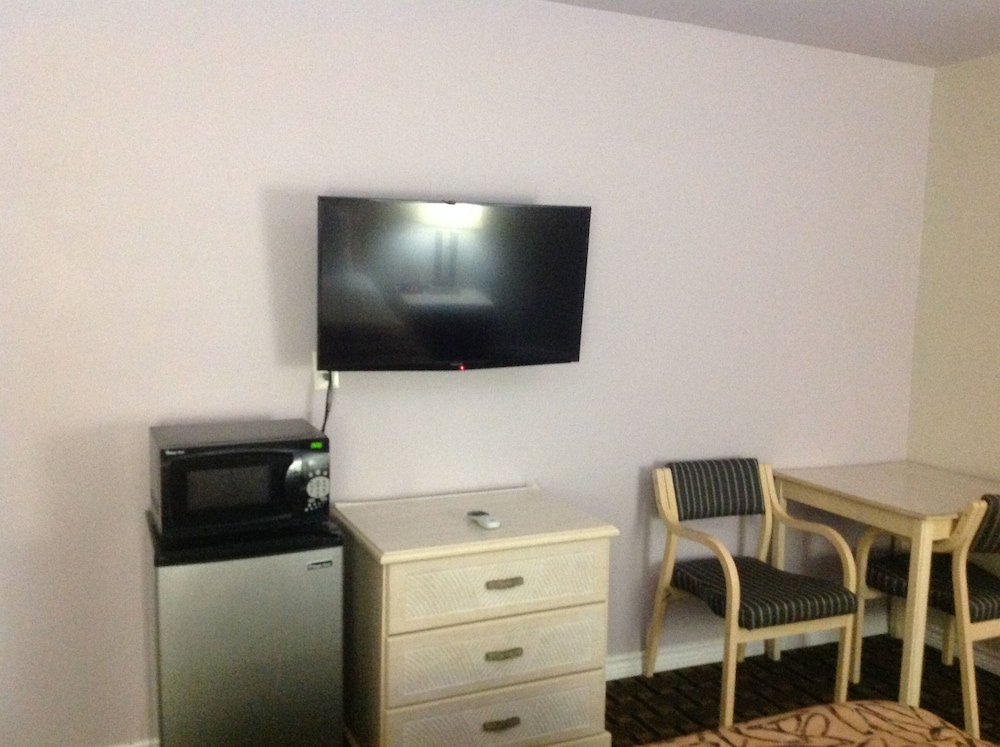 Standard Room, 1 Queen Bed photo 3