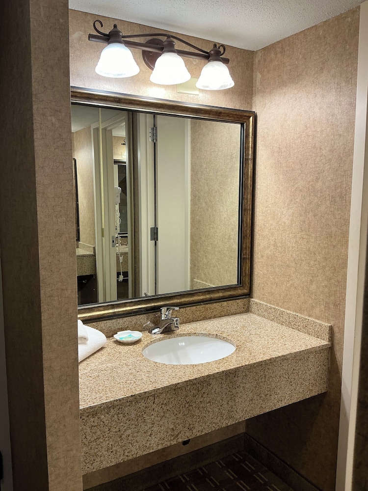 Deluxe Room, 2 Queen Beds (Deluxe 2 Queen - Inland view) - Photo 4