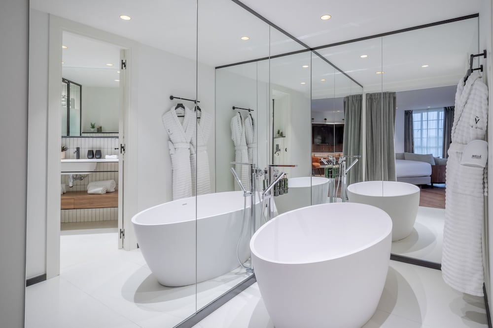 The Level, Junior Suite with Executive Lounge Access thumbnail 6