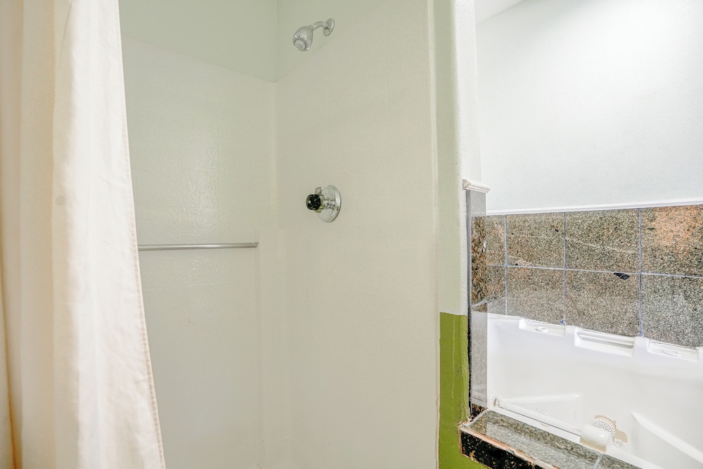 Room, 1 King Bed, Smoking, Jetted Tub