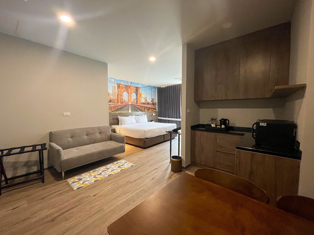 Premier Double Room, 1 King Bed photo 3