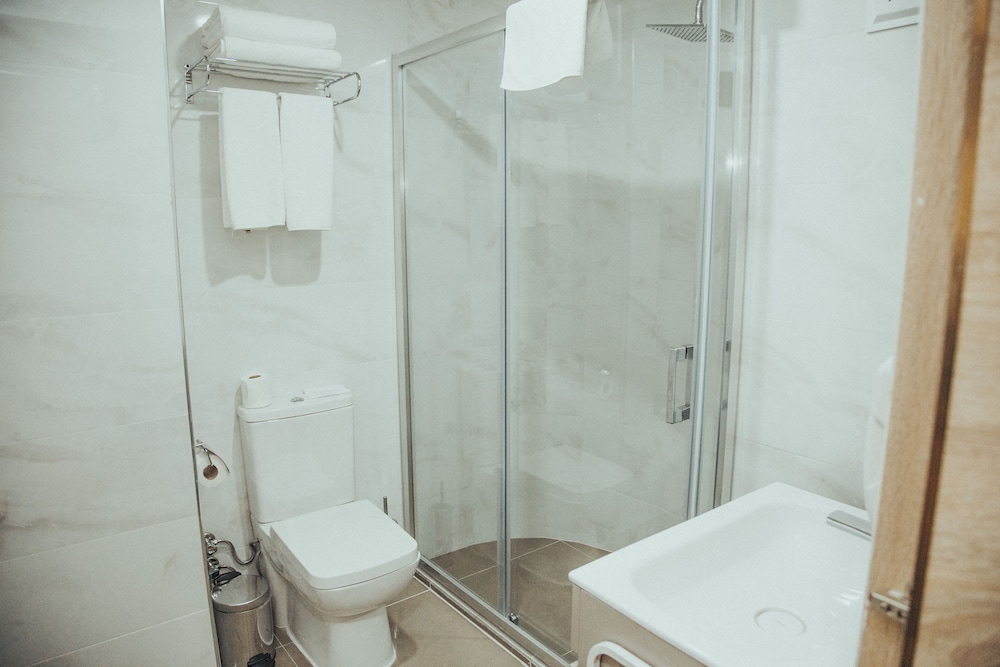 Standard Double or Twin Room thumbnail 5