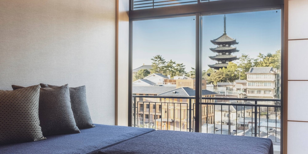 Suite Room with Private Bathroom - Temple View, Non Smoking - Photo 2