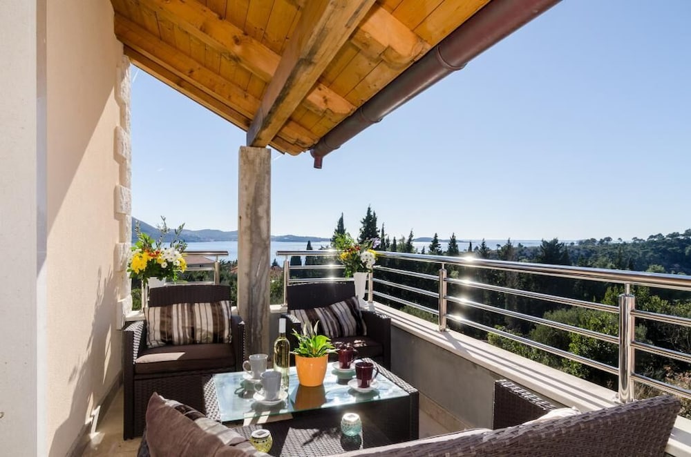 Villa (Four Bedroom Apartment - Balconies an) photo 2