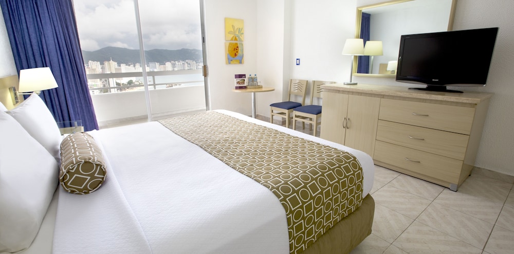 Deluxe Room, 1 King Bed, Balcony, Partial Ocean View - Photo 4