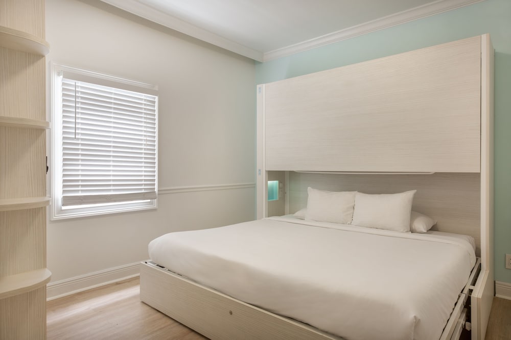 NYAH Private Owner's Suite 1 King and 4 Single Beds