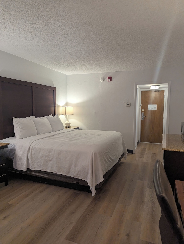 Standard Room, 1 King Bed - Photo 1
