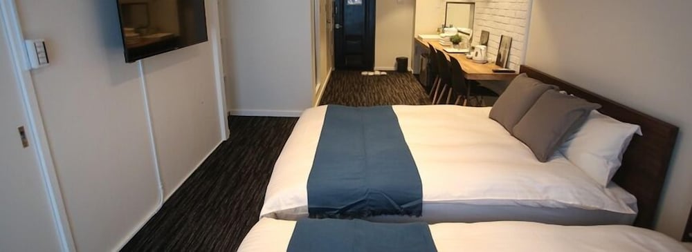 Twin Double Room (Bath/Toilet Separated)