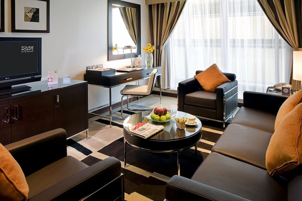 Business Suite, 1 King Bed, Non Smoking, Balcony photo 2
