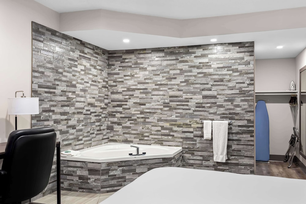 Suite, 1 King Bed, Non Smoking, Jetted Tub photo 3