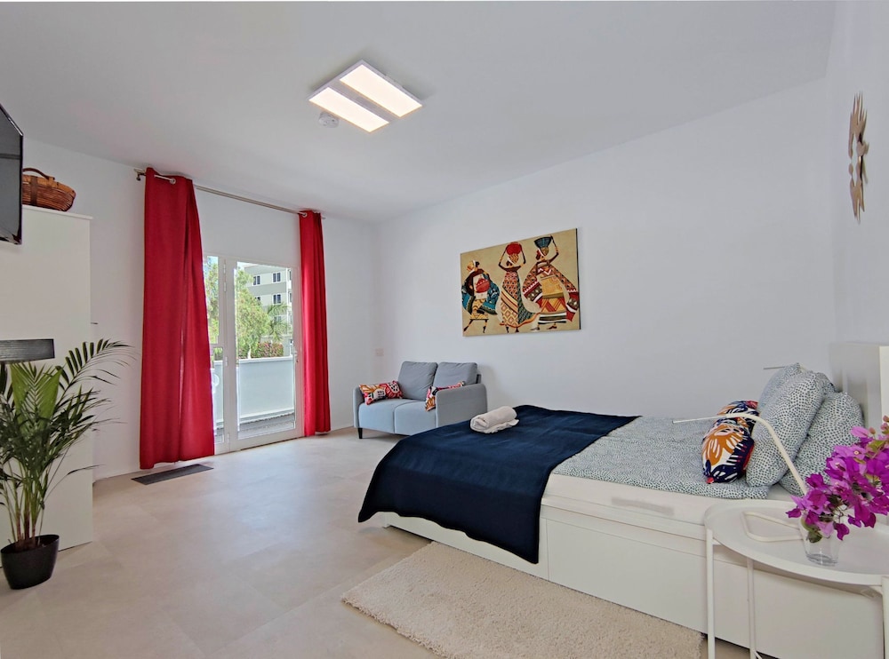 Studio, Multiple Bedrooms, Smoking, Balcony