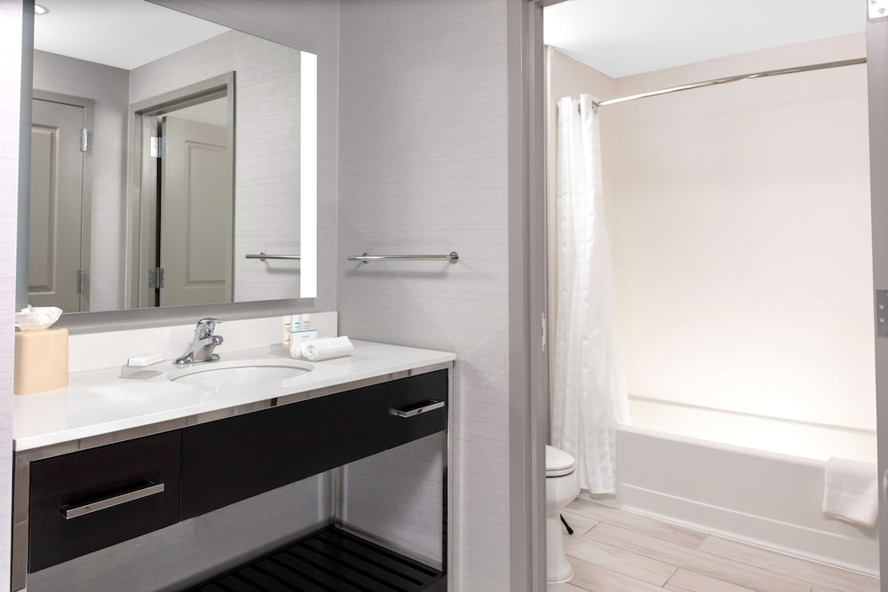 Suite, 1 King Bed, Accessible, Bathtub photo 2