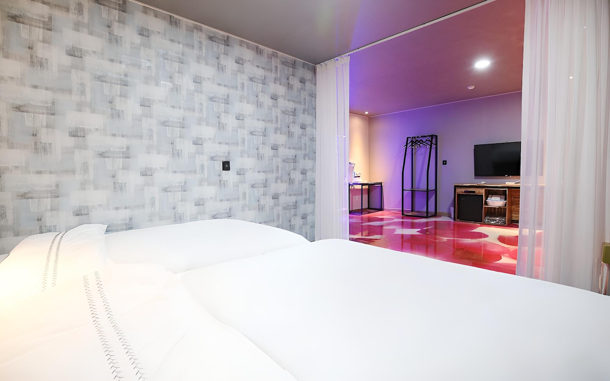 Room (Large room (bed)) - Photo 1