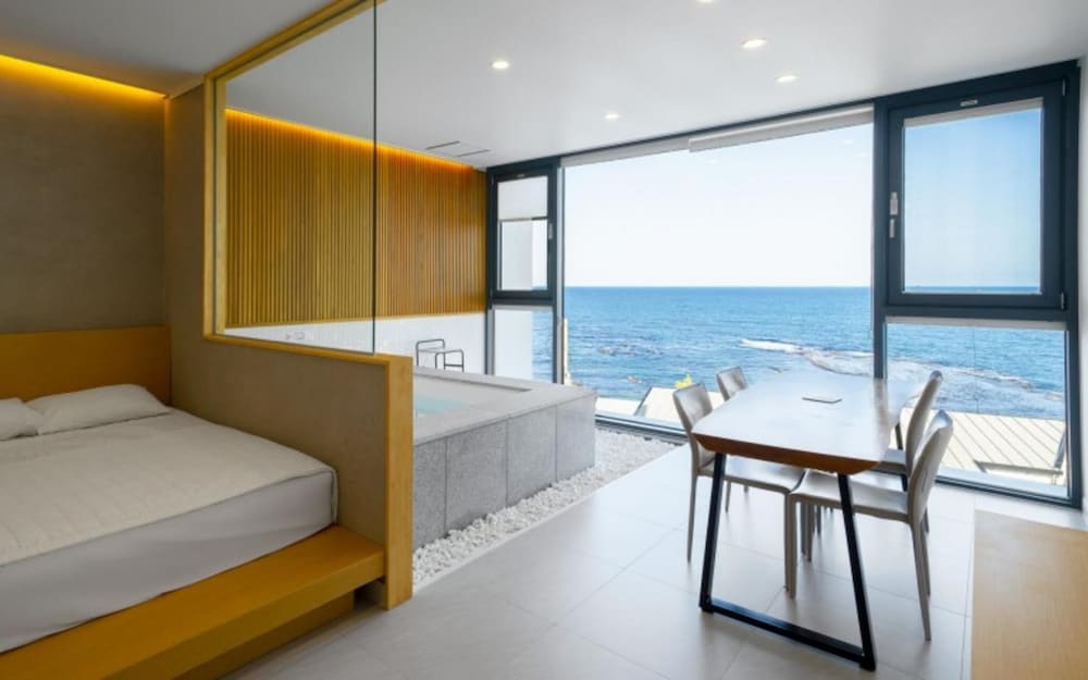 Room (Deluxe Ocean View (Rooms 201-204)) photo 3