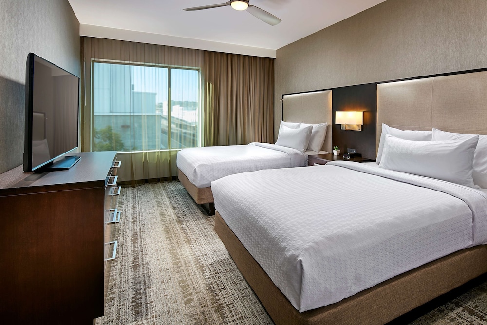 2 Queen 1 Bedroom Suite Hearing Accessible Tub