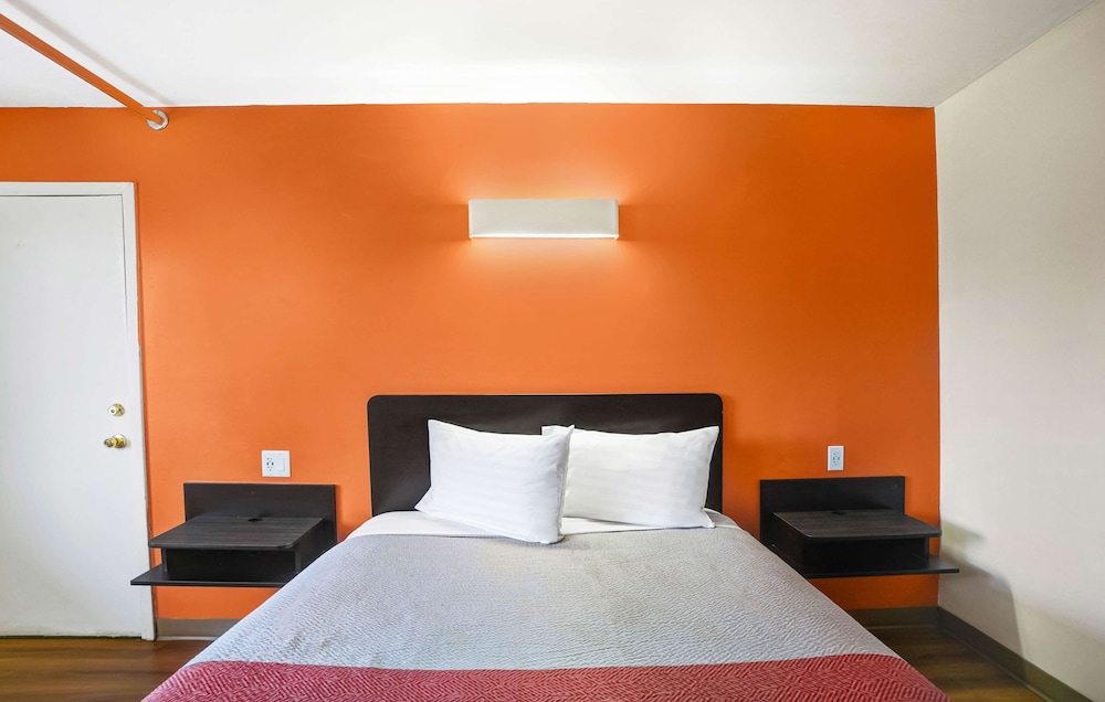 Standard Room, 1 Queen Bed, Smoking, Refrigerator & Microwave photo 2