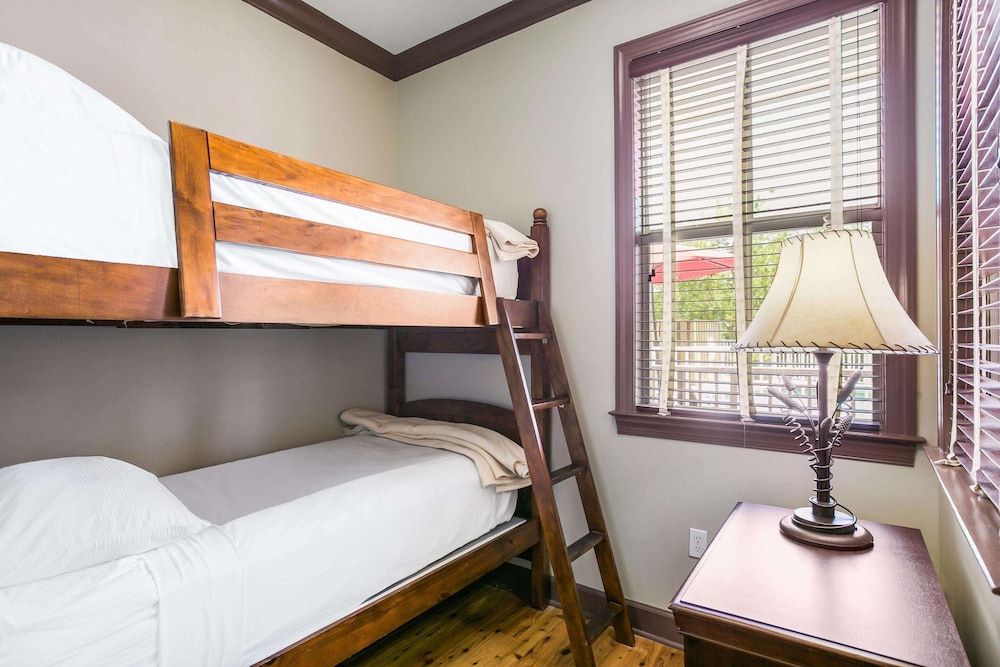Suite, Multiple Beds, Non Smoking photo 2