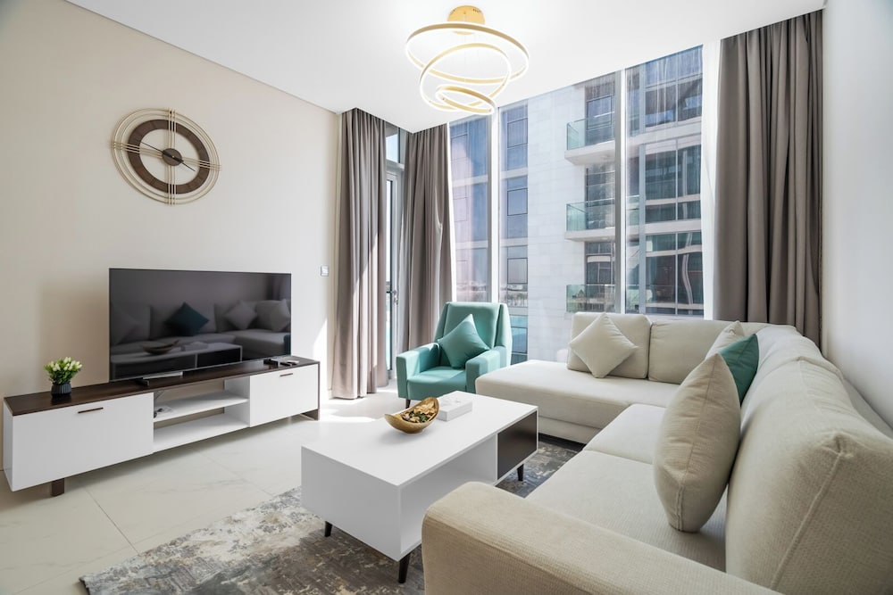 One Bedroom Apartment Balcony & Water View photo 3
