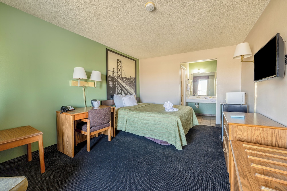 Deluxe Room, 1 King Bed, Non Smoking - Photo 2
