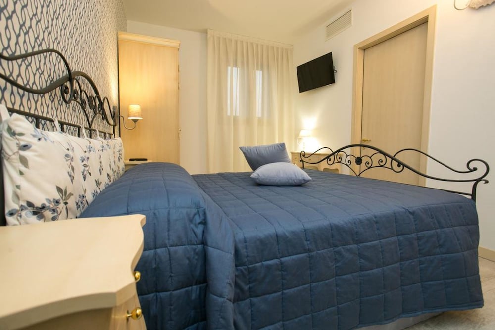 Standard Double Room - Photo 3