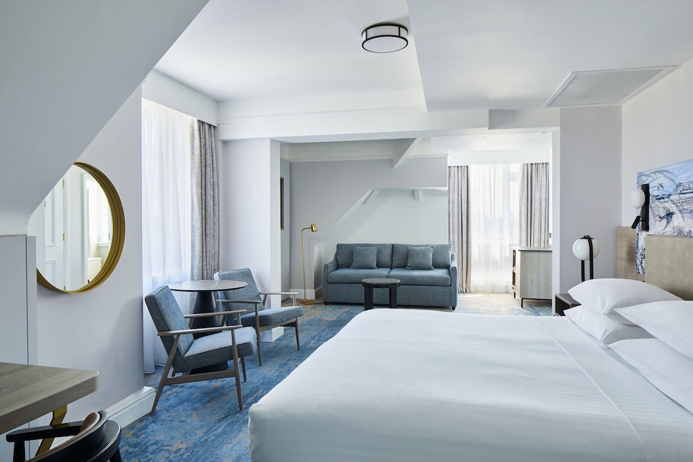 Deluxe Room, 1 King Bed with Sofa bed photo 1