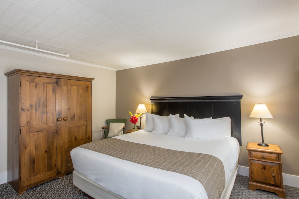 Suite, 1 King Bed with Sofa bed, Mountain View - Photo 3