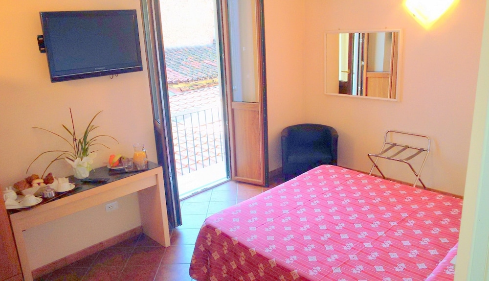 Comfort Double Room, 1 King Bed photo 3