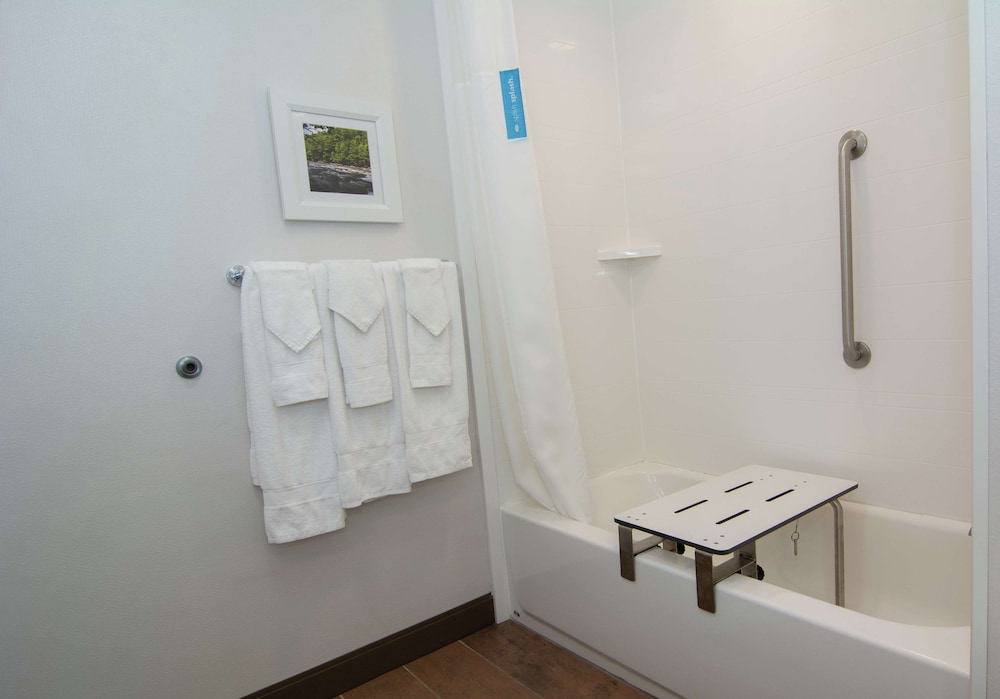 Room, 1 King Bed, Accessible - Photo 2
