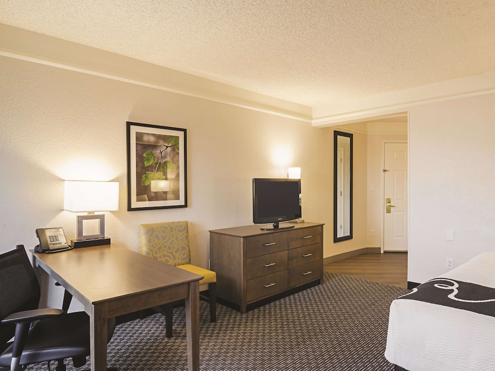 Deluxe Room, 1 King Bed, Non Smoking - Photo 2