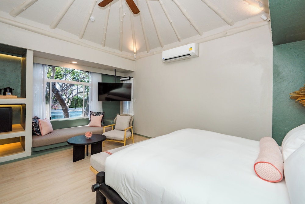 Room (Pool Side Partial Sea View) - Photo 3