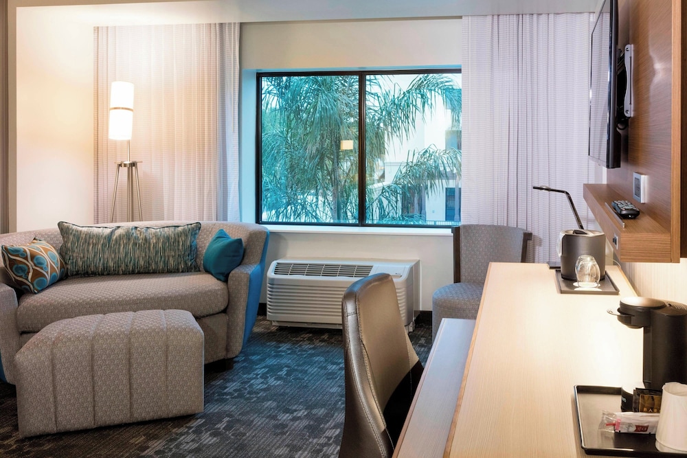Deluxe Room, 1 King Bed, Courtyard View (Hearing Accessible)