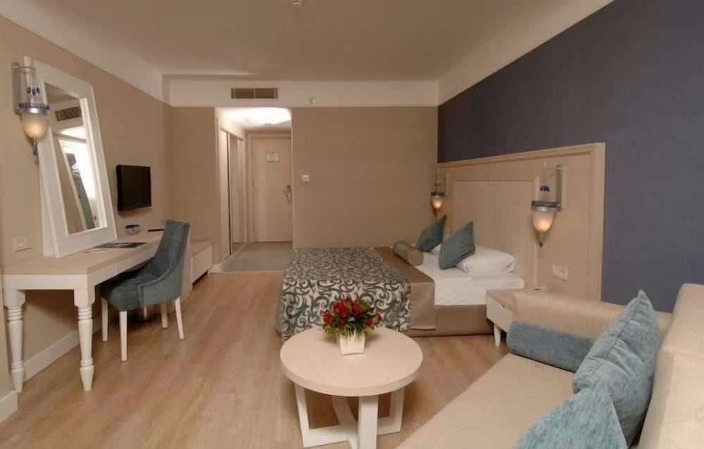Standard Double or Twin Room, Partial Sea View photo 3