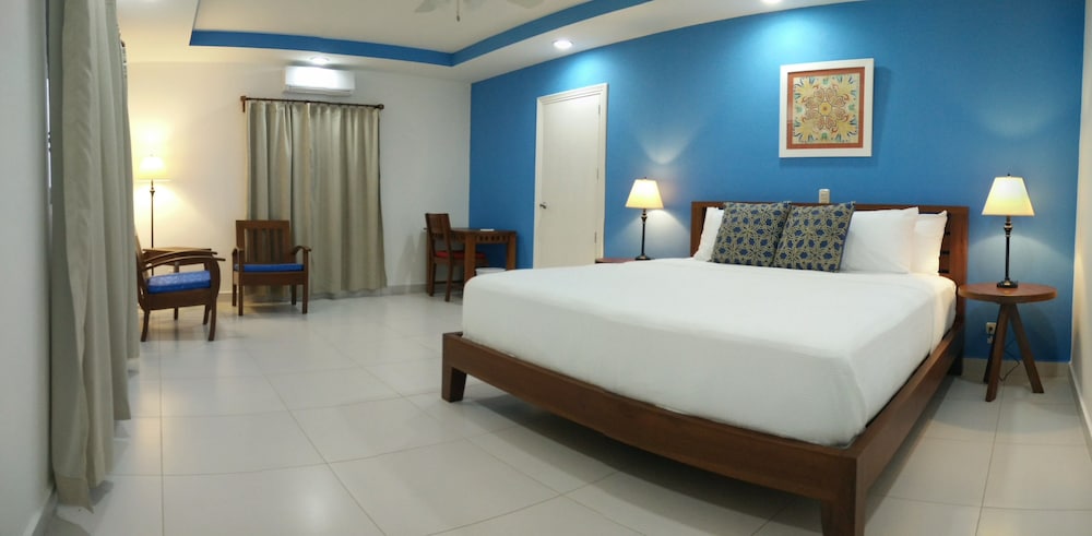 Deluxe Room, 1 King Bed, Accessible, Lake View photo 1