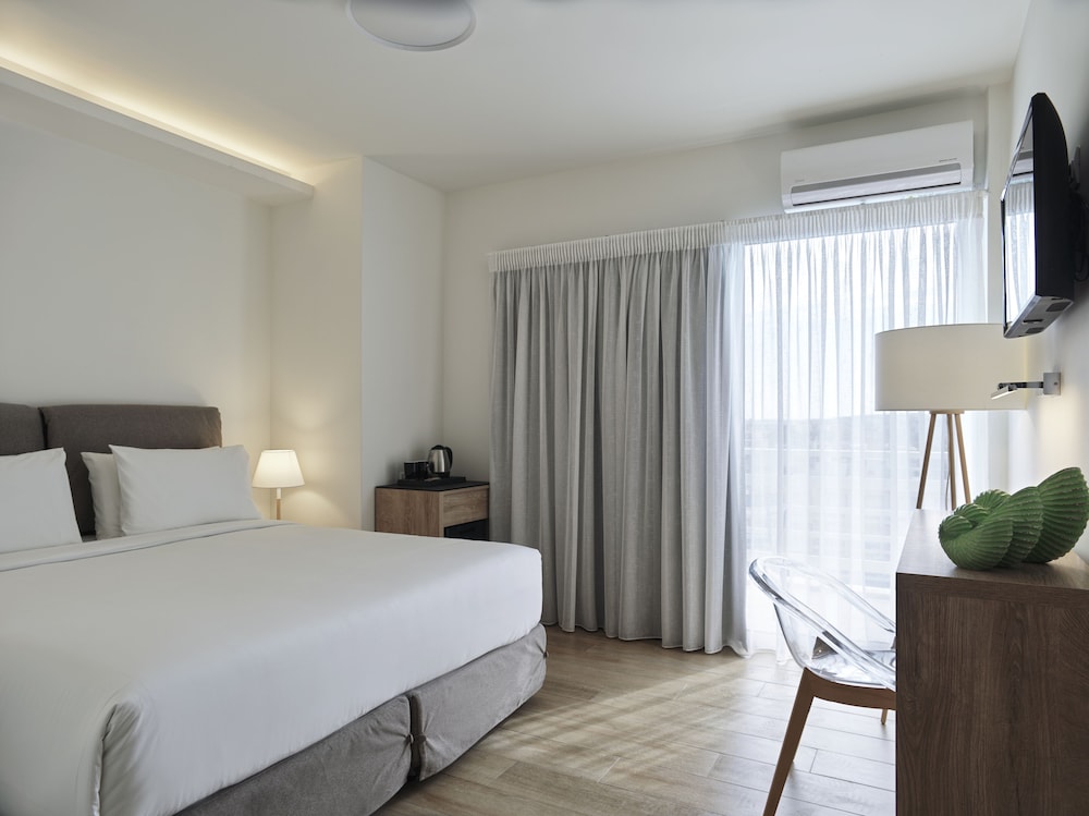Superior Double Room, Partial Sea View - Photo 3