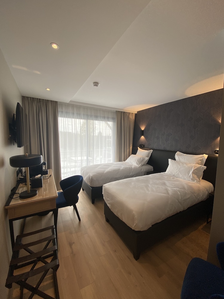 Classic Room, 1 King Bed, Non Smoking, City View - Photo 2