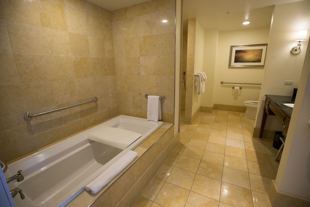 ADA Lakeview Queen Suite photo 2