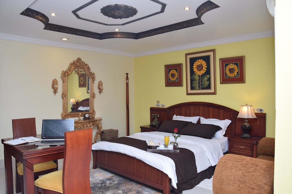Deluxe Suite, 1 Queen Bed, Private Bathroom photo 1