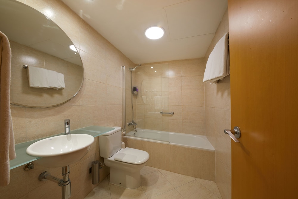 Triple Room thumbnail 5