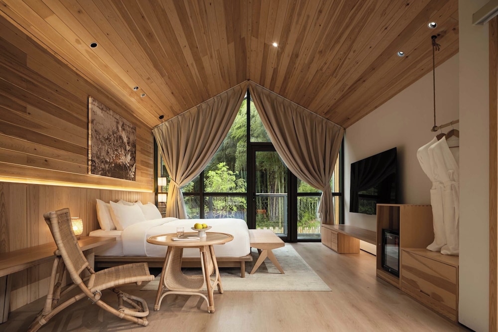 Junior Chalet, Hill View