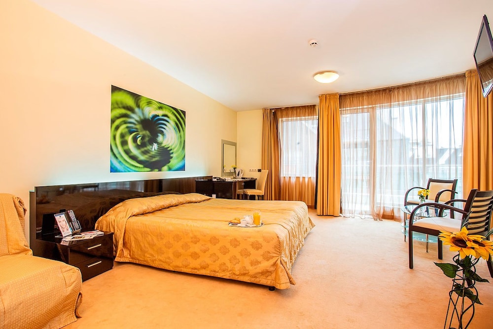 Deluxe Room (with Free underground parking) photo 1