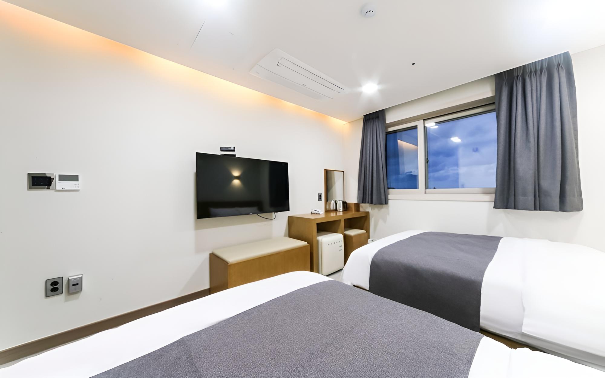 Room (Room with Double + Double Bed [Ocean ) photo 2