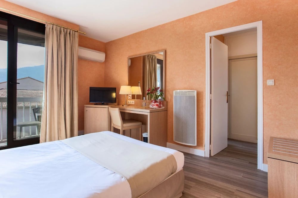 Standard Double Room Single Use photo 3