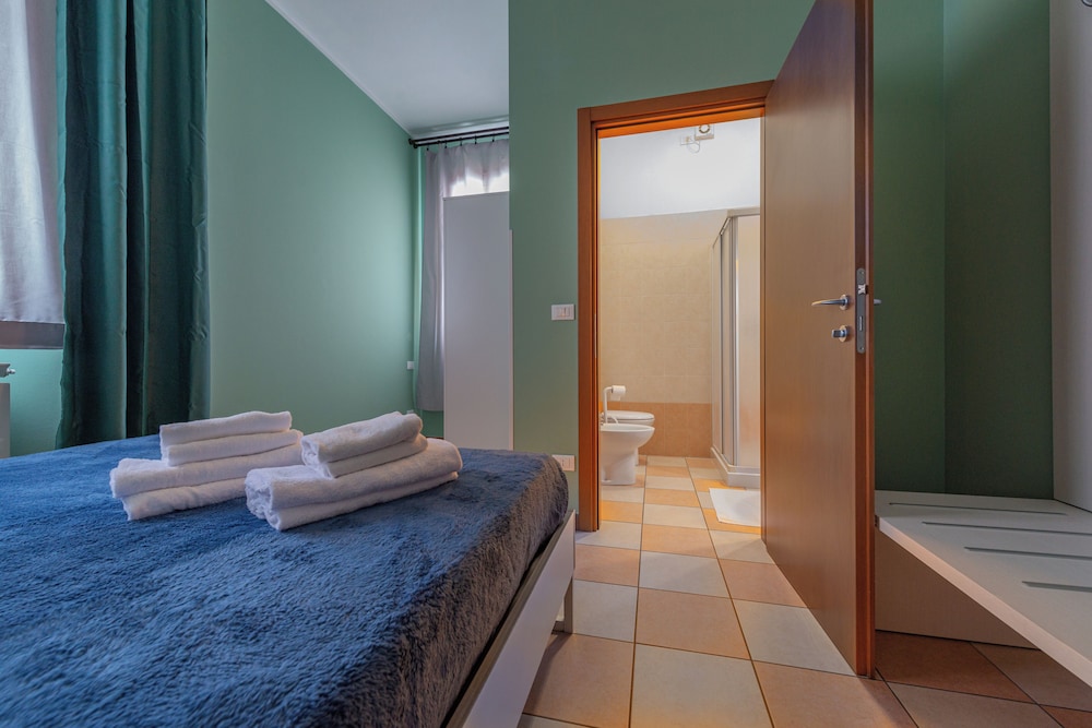 Classic Double Room, Non Smoking, Private Bathroom photo 2