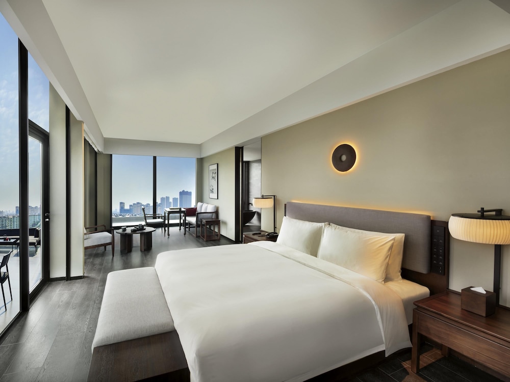 Deluxe Room, 1 King Bed, Lake View